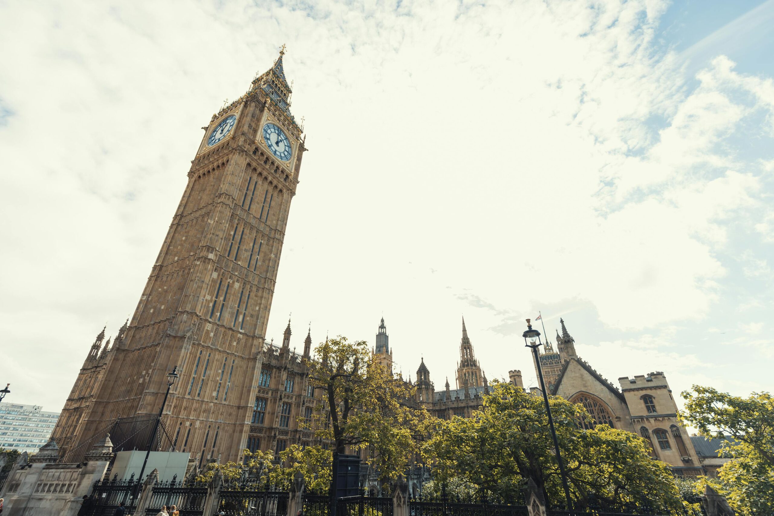 Big Ben y el Palacio de Westminster en Londres en un dia soleado
