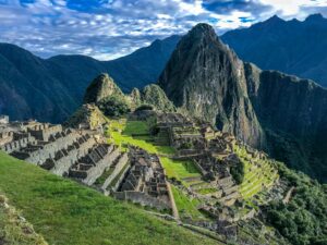 Vista panoramica de la ciudadela inca de Machu Picchu con el Huayna Picchu al fondo en Peru