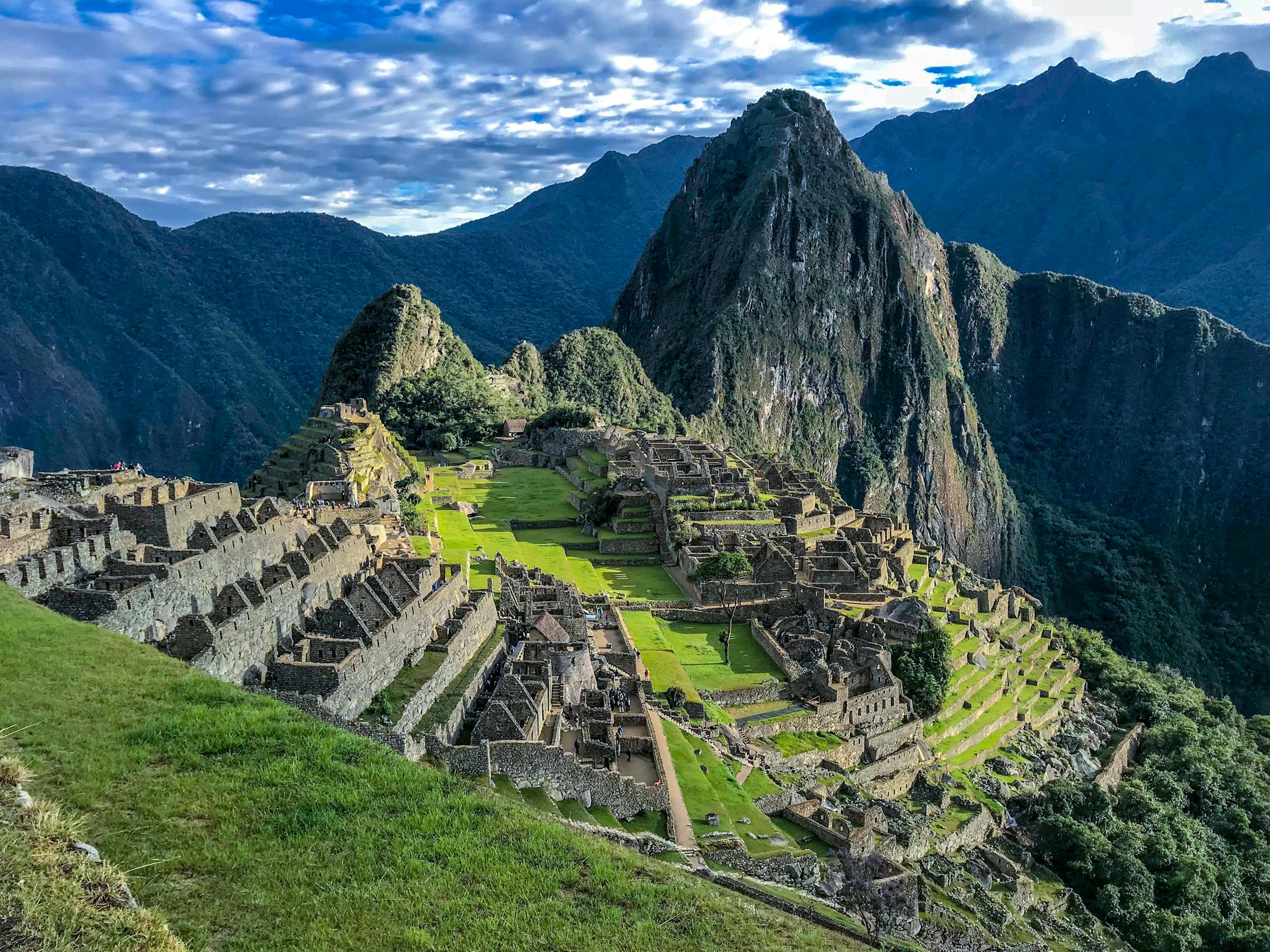 Vista panoramica de la ciudadela inca de Machu Picchu con el Huayna Picchu al fondo en Peru