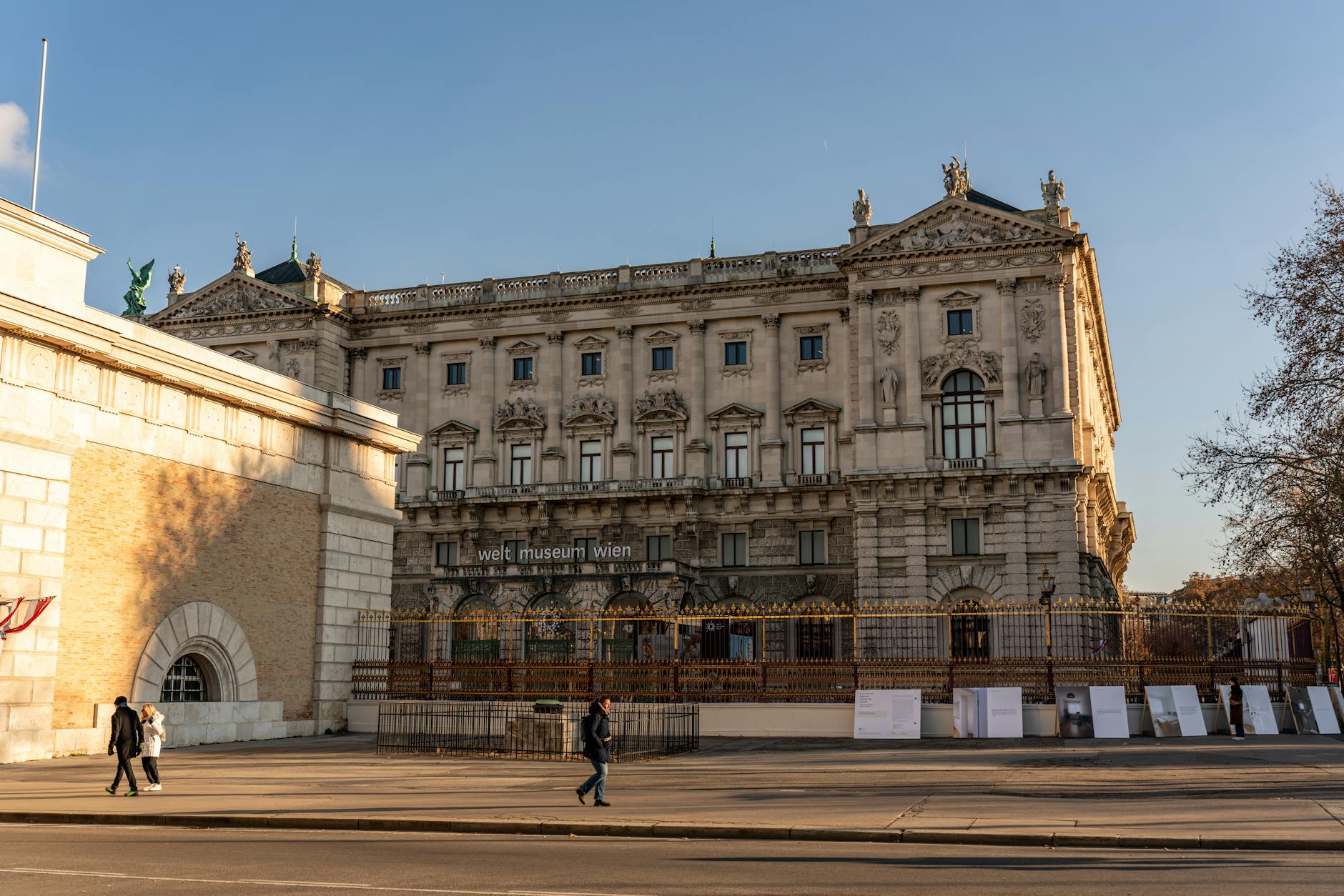 Fachada del Weltmuseum Wien en el conjunto museistico de Viena