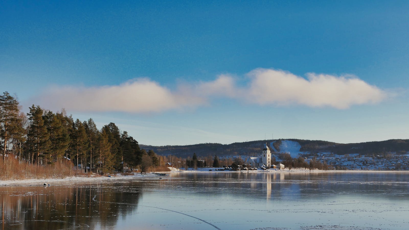 Lago helado e iglesia en Rattvik, Dalecarlia, Suecia, en pleno invierno