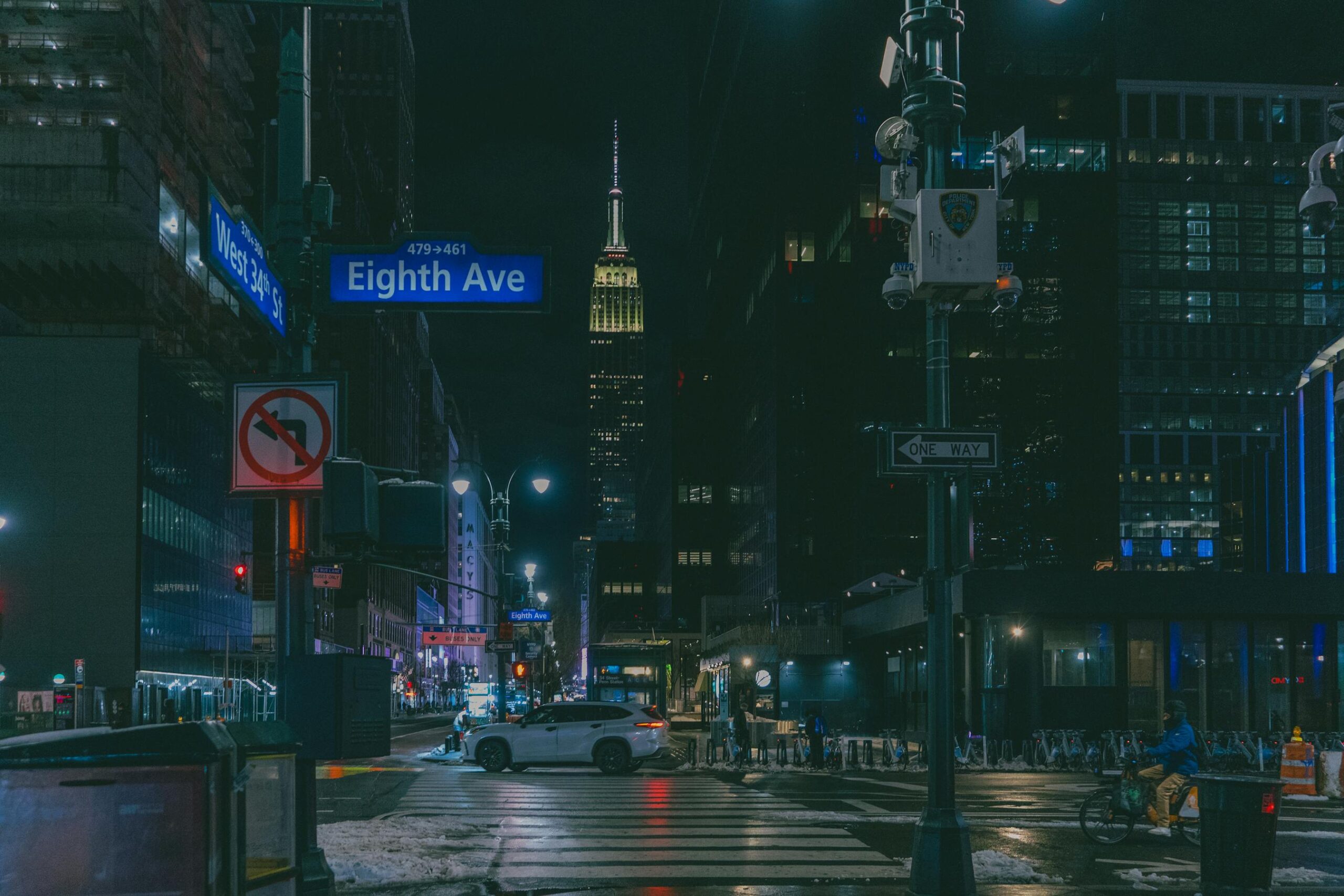 Eighth Avenue con el Empire State Building al fondo en la noche