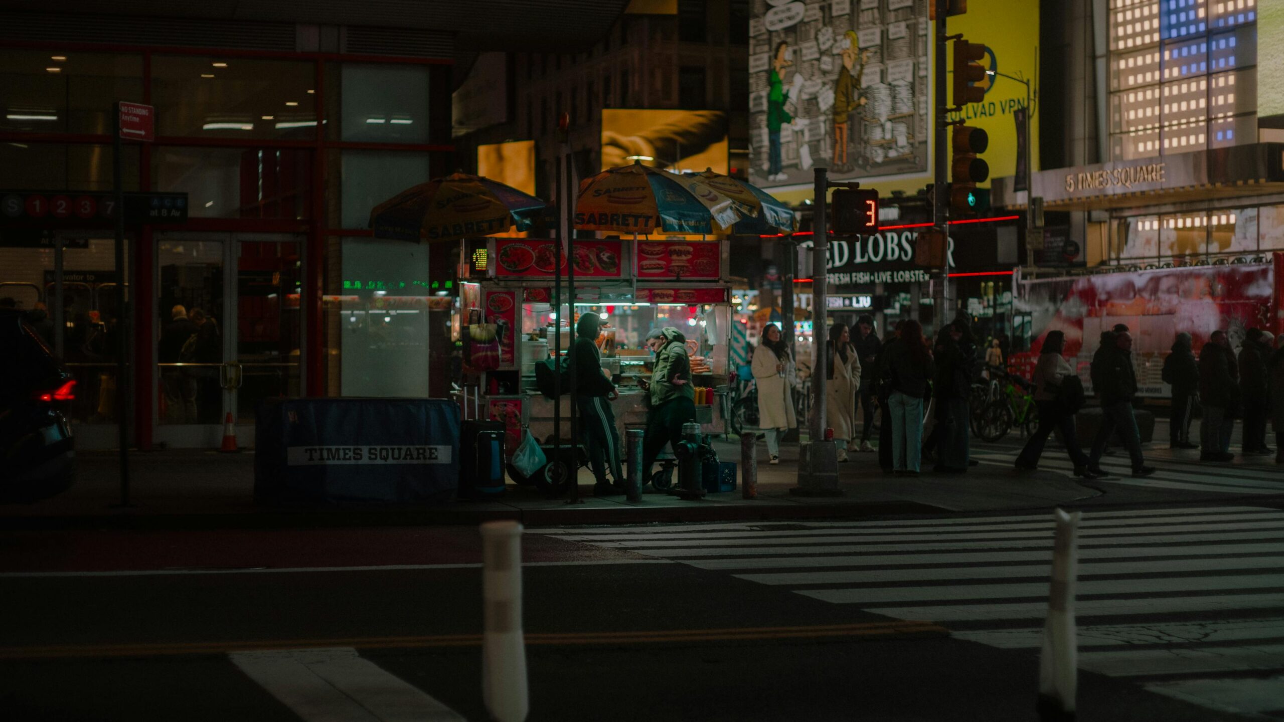Vendedor ambulante de comida callejera en Times Square durante la noche