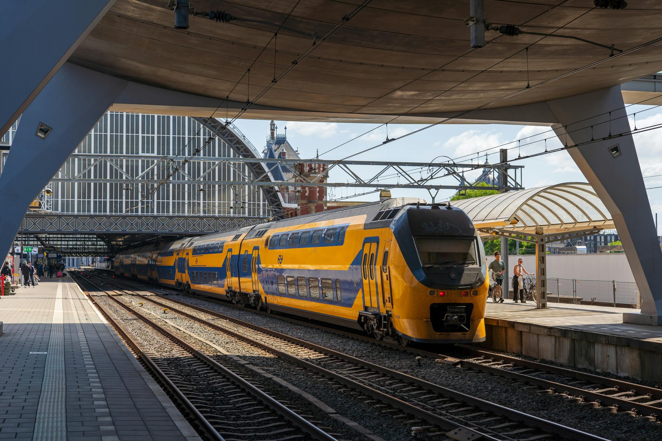 Tren amarillo y azul de NS en la estacion central de Amsterdam