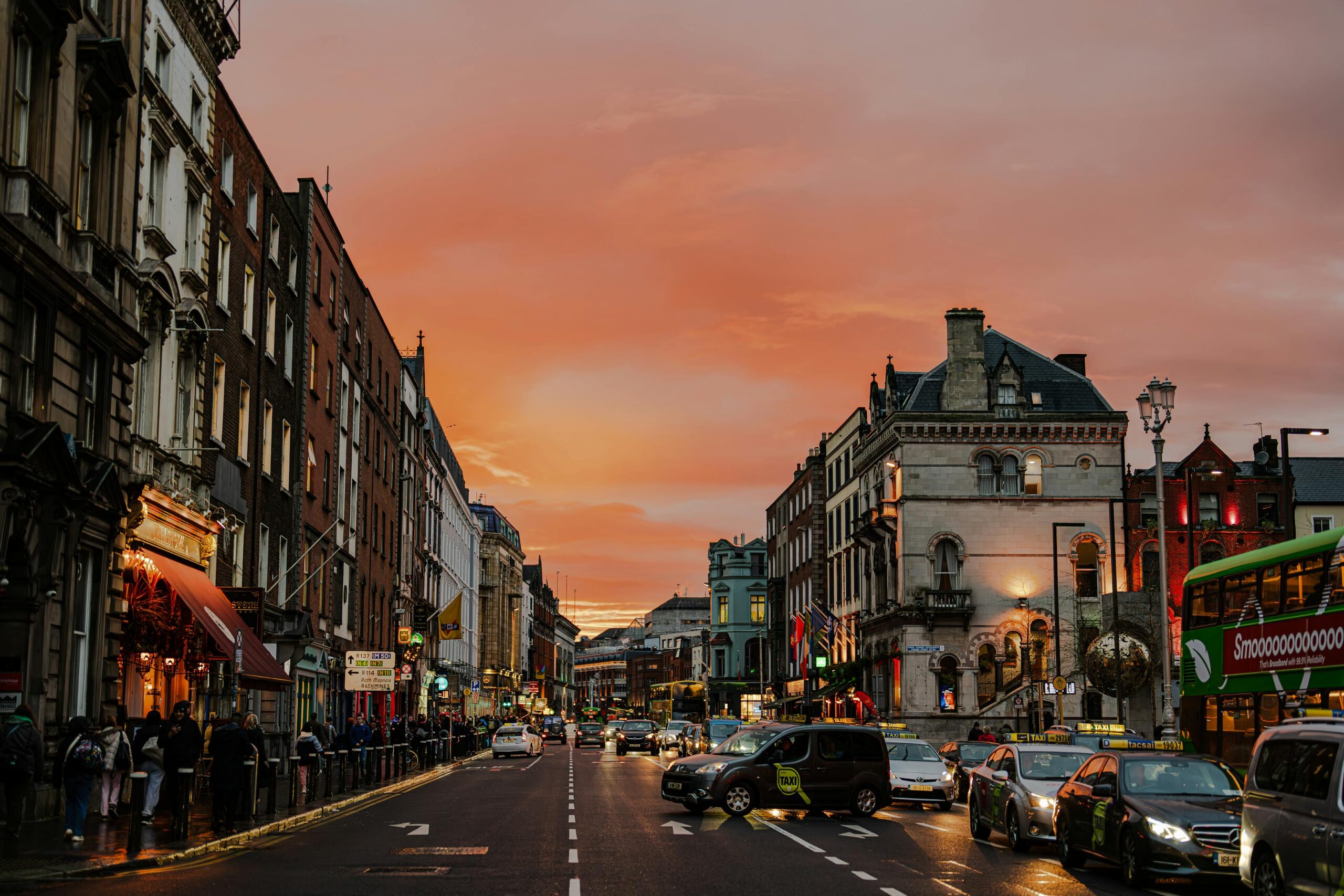 Calle vibrante de Dublin durante el atardecer con vida urbana, Irlanda