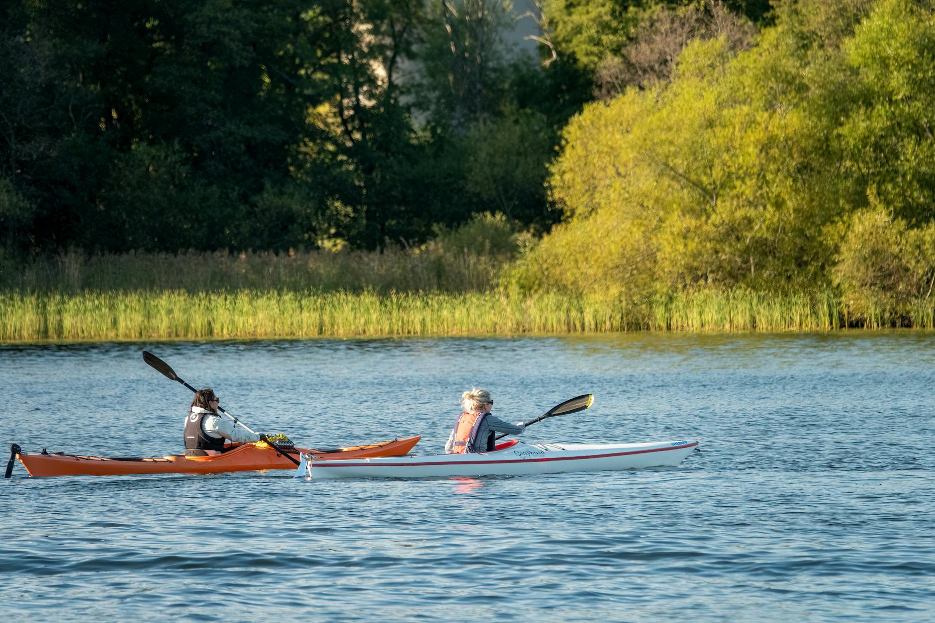 Dos personas haciendo kayak en una via fluvial escenica de Estocolmo Suecia en un dia soleado