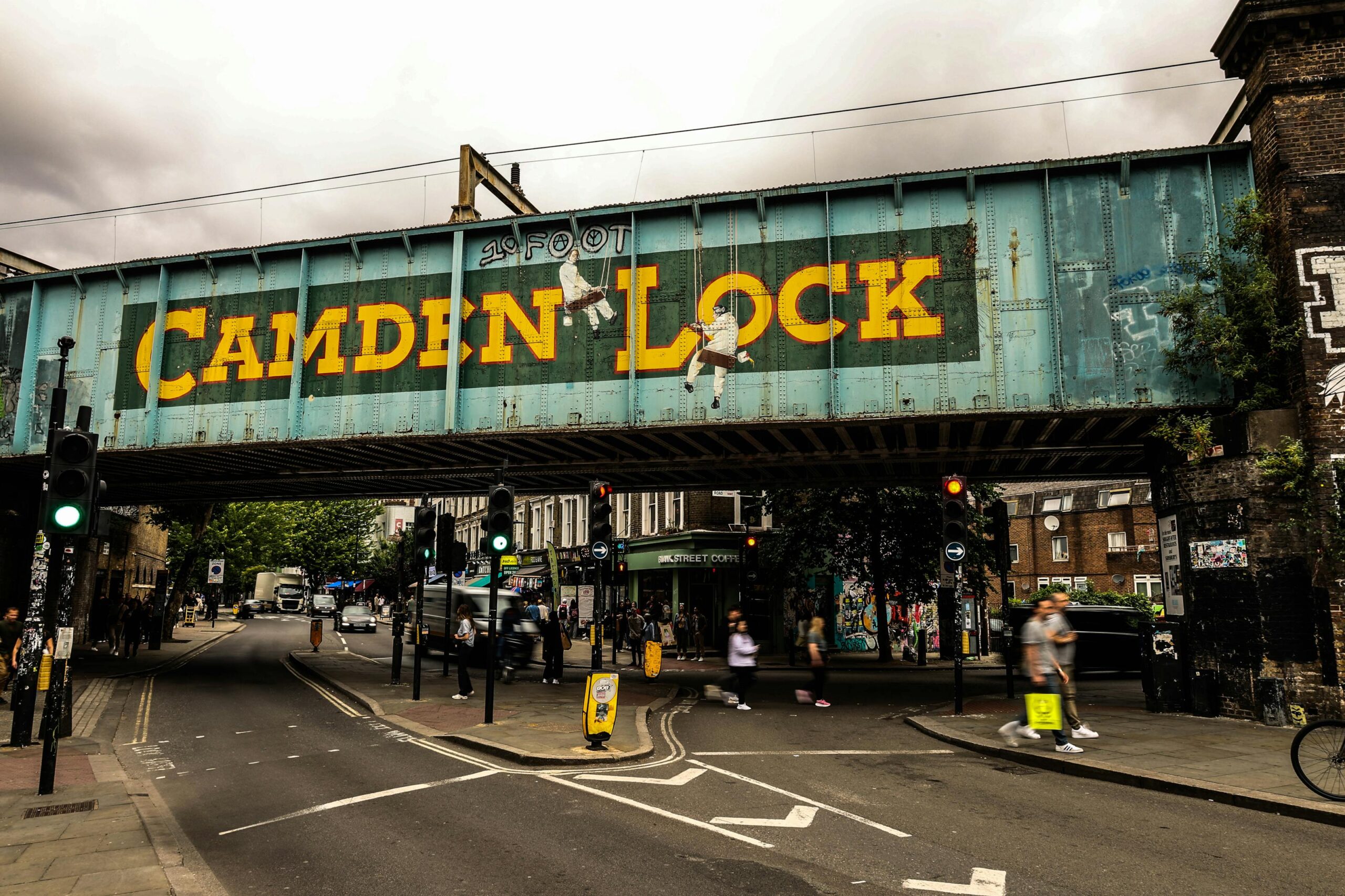 Camden Lock Bridge en Londres con vida urbana