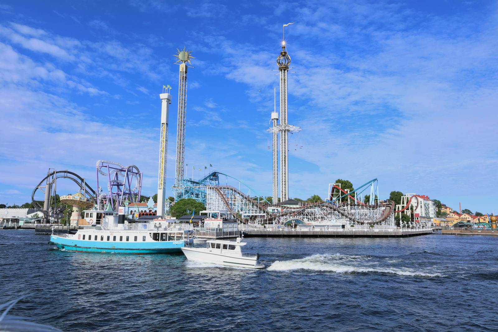 Parque de atracciones Grona Lund junto al mar en Estocolmo, Suecia