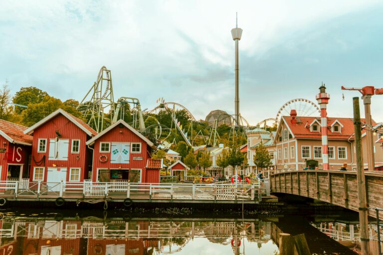 Vista del parque de atracciones Liseberg en Gotemburgo, el más grande de Escandinavia