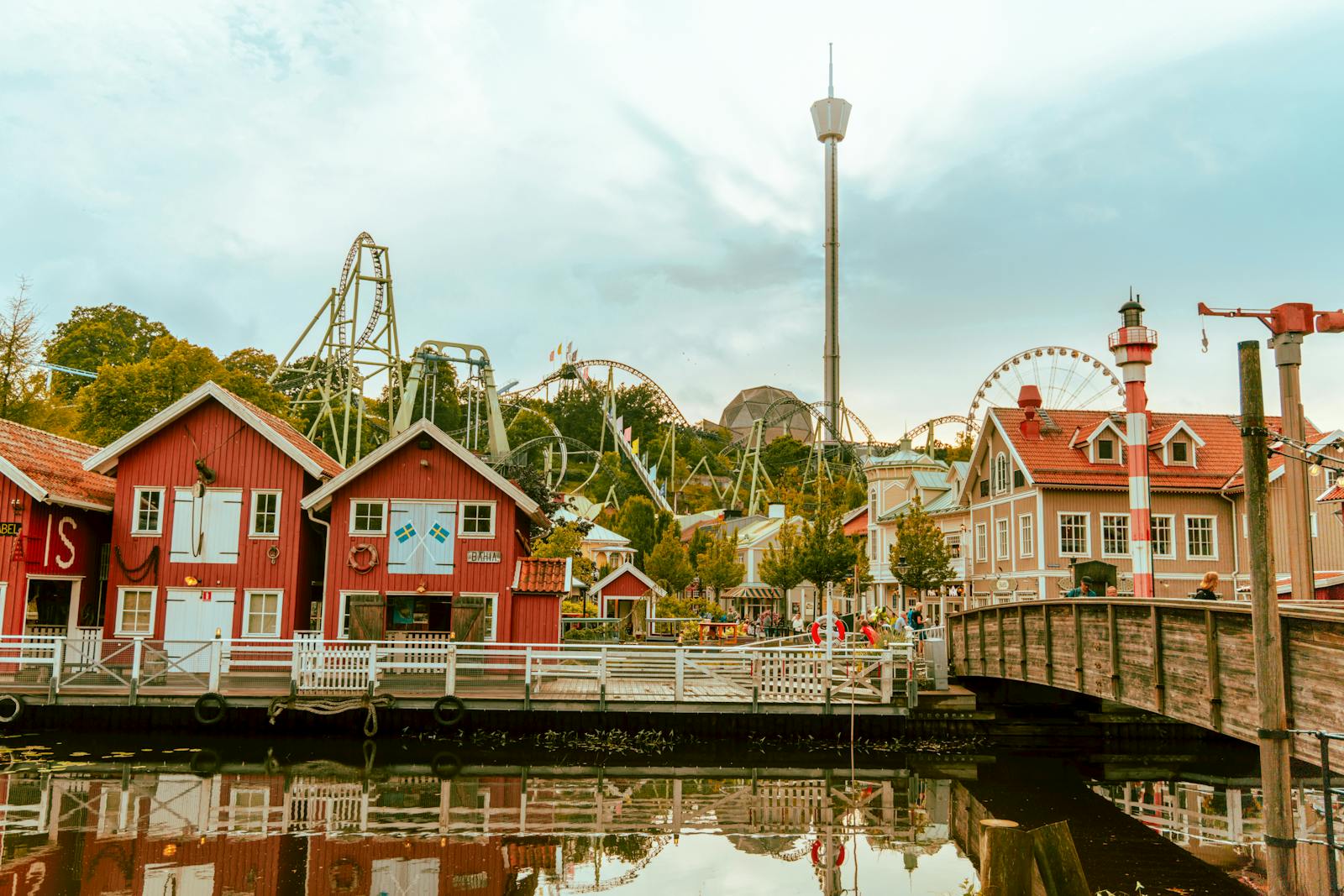Vista del parque de atracciones Liseberg en Gotemburgo, el más grande de Escandinavia