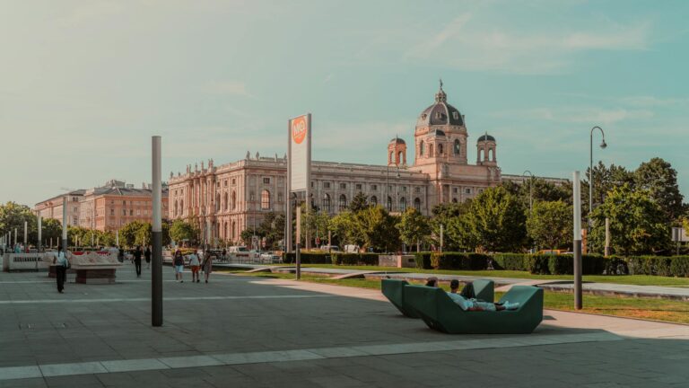 Vista del MuseumsQuartier de Viena con el palacio de Hofburg al fondo