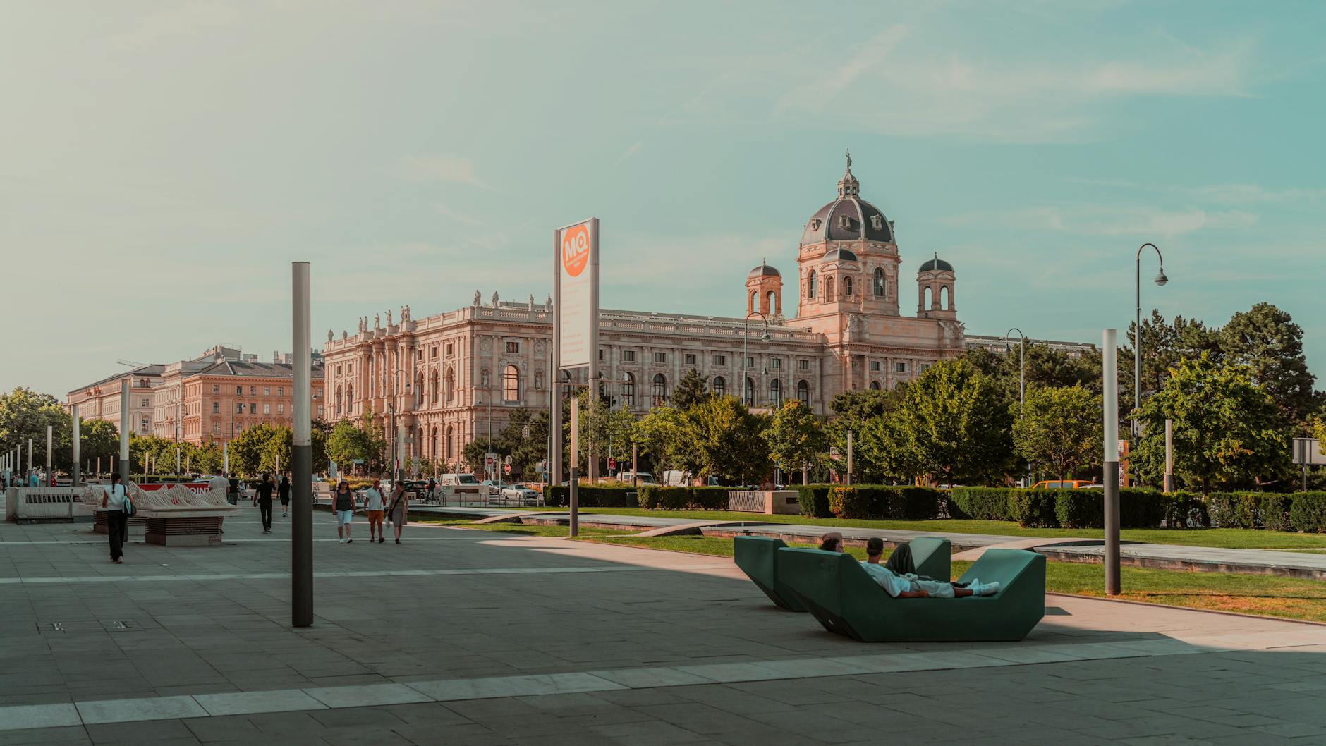 Vista del MuseumsQuartier de Viena con el palacio de Hofburg al fondo