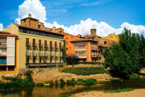 Vista panoramica de Estella Lizarra Navarra con sus edificios historicos junto al rio Ega