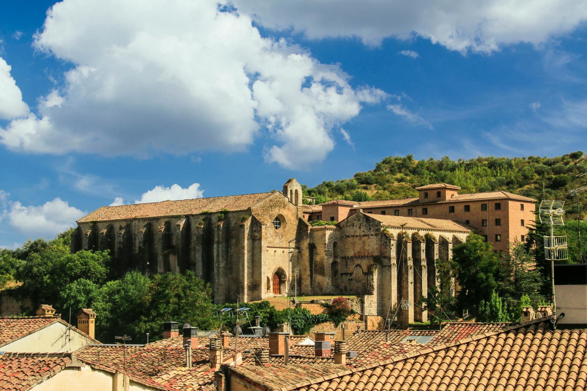 Monasterio historico en Navarra bajo cielo azul, patrimonio del Camino de Santiago