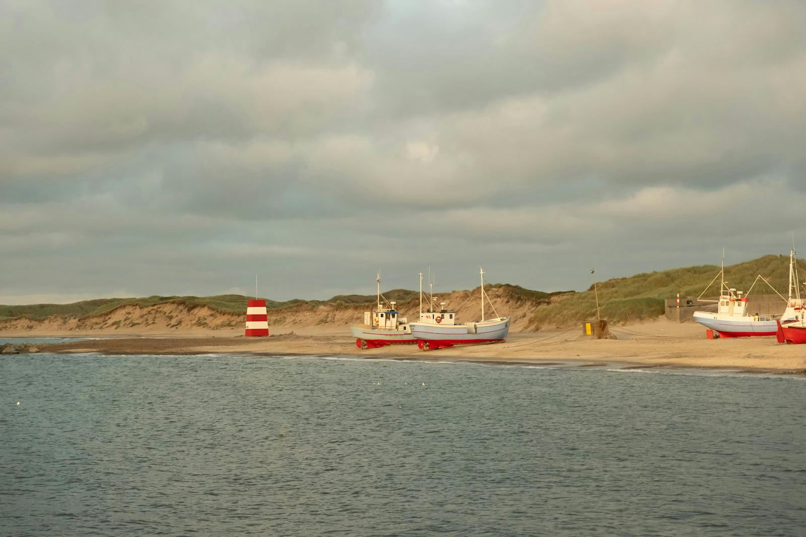 Barcas de pesca en la costa de Thisted al atardecer, Jutlandia, Dinamarca