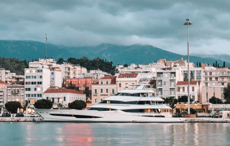Puerto de Patras con montañas de fondo, Grecia