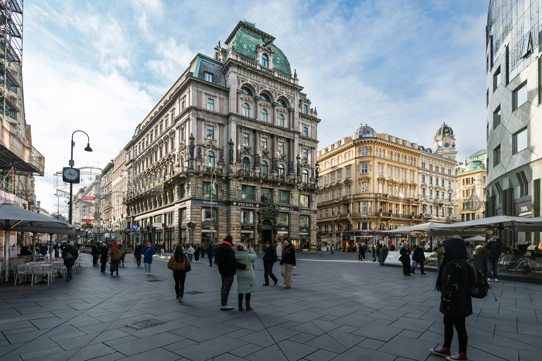 Calle Graben en el centro de Viena llena de gente y arquitectura historica
