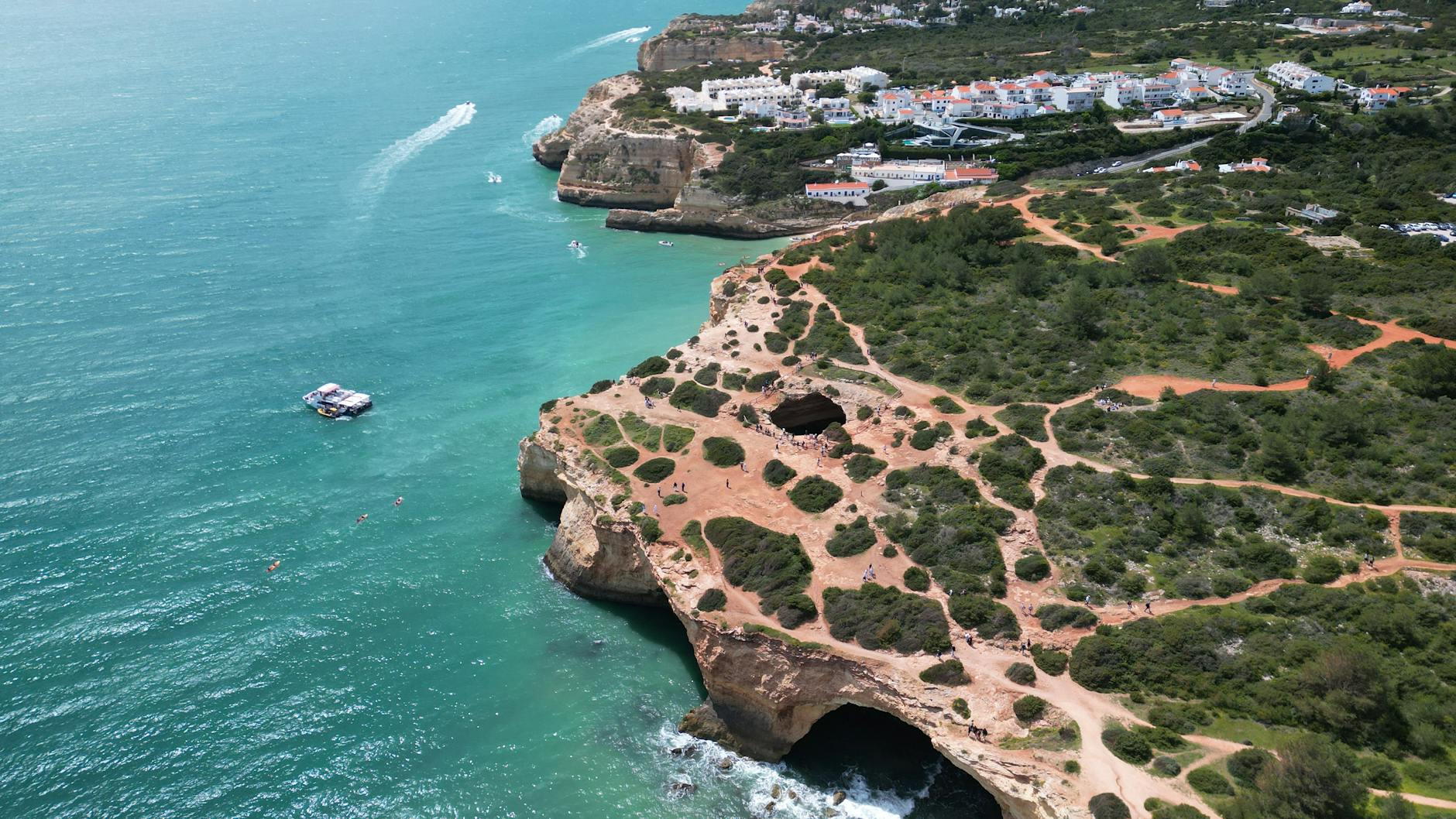 Vista aerea de los acantilados y aguas turquesas de la costa del Algarve