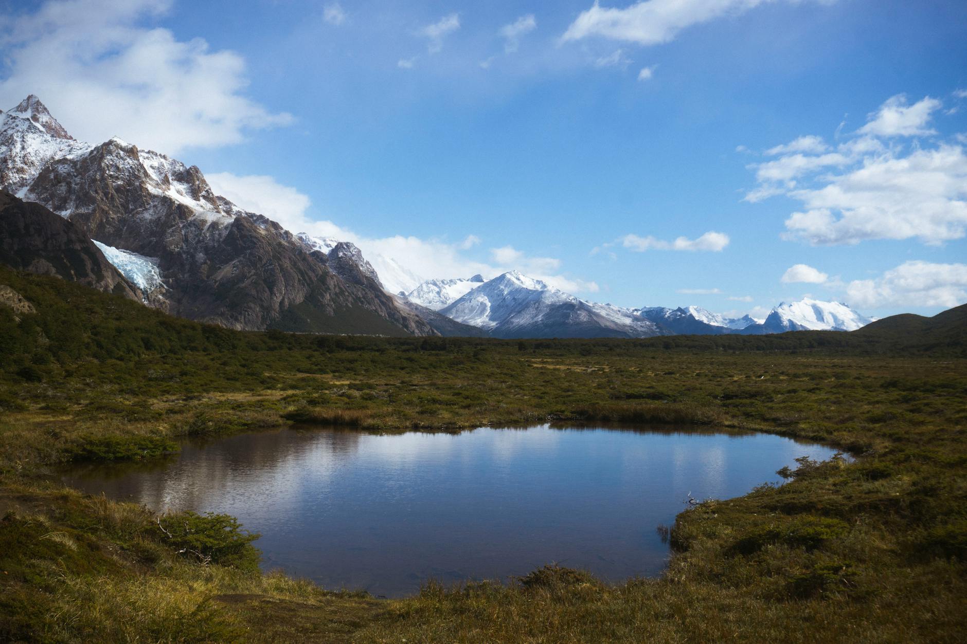 Paisaje patagónico con lago y montañas