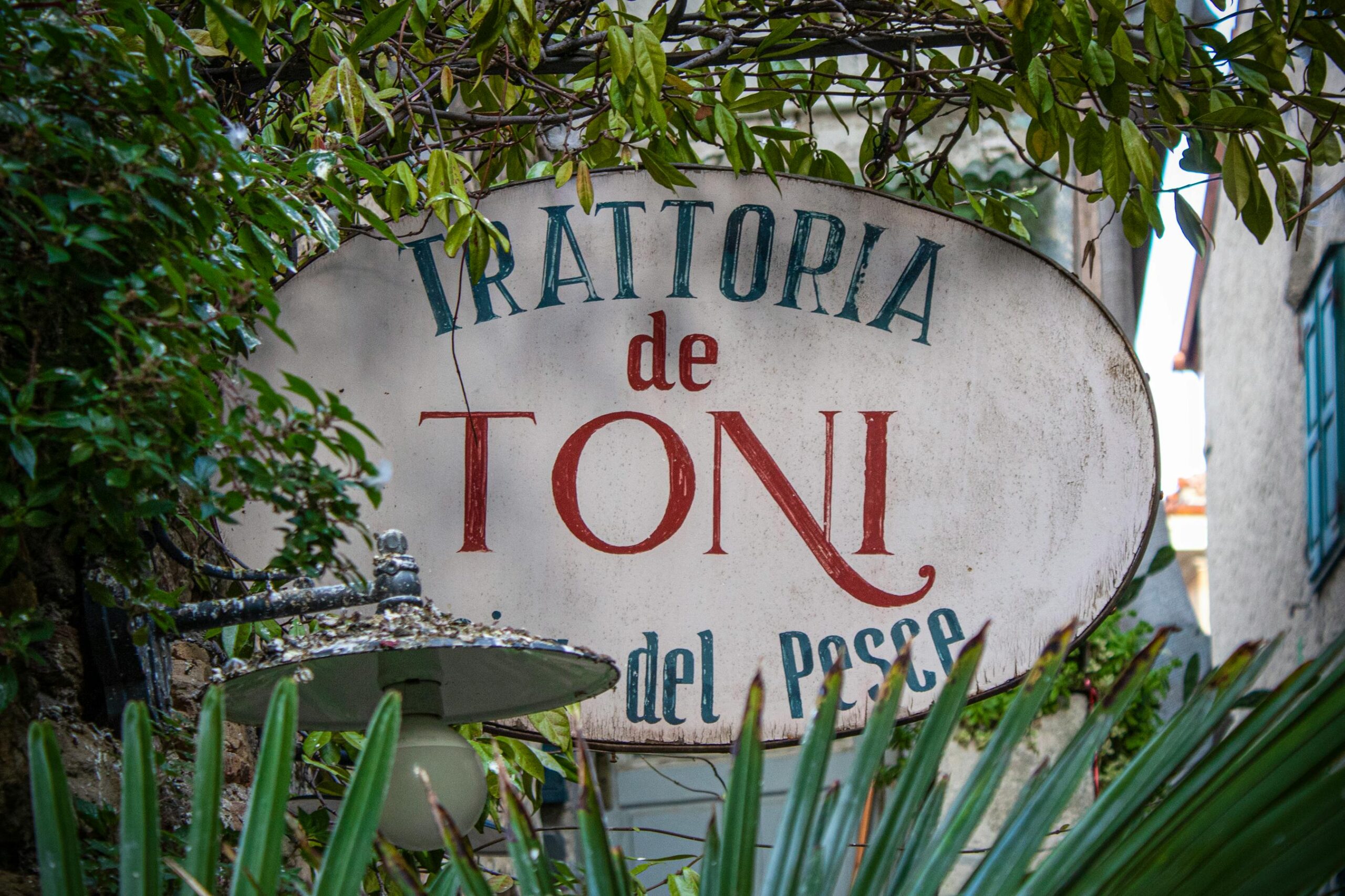 Cartel autentico de la trattoria de Toni en Grado, Italia, fachada tradicional italiana