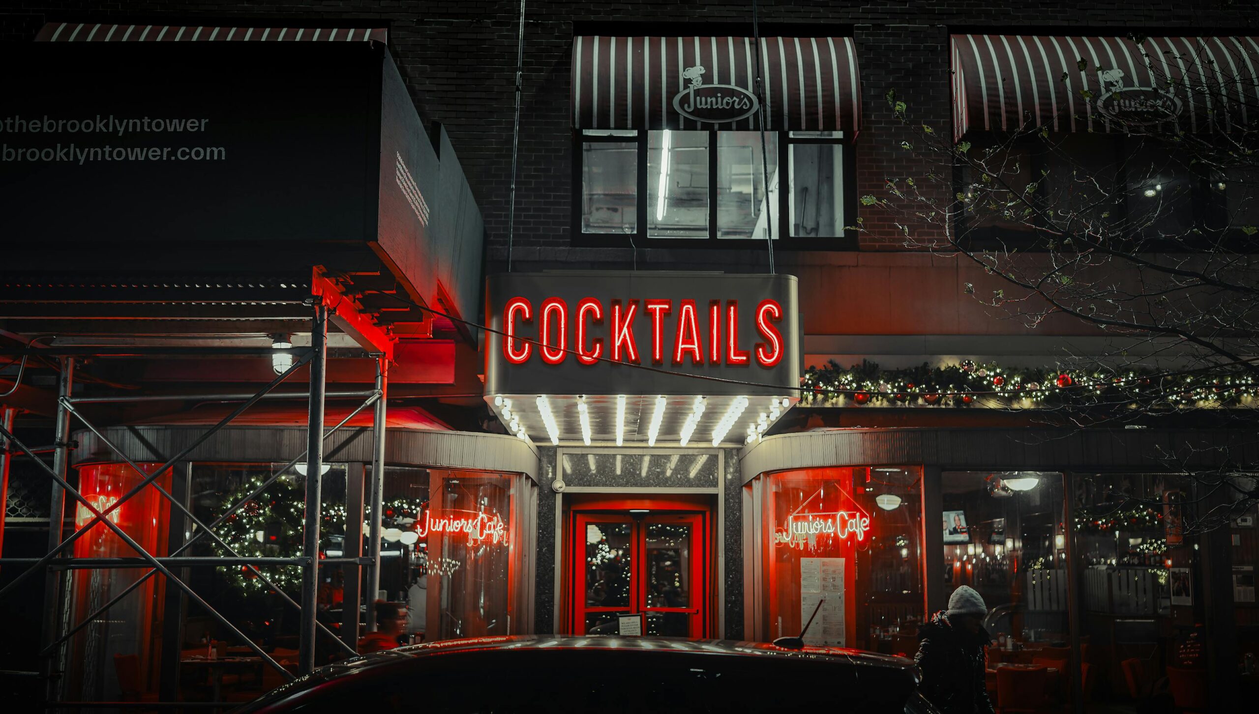 Entrada con luces de neon de Juniors Cafe en Nueva York escena de vida nocturna