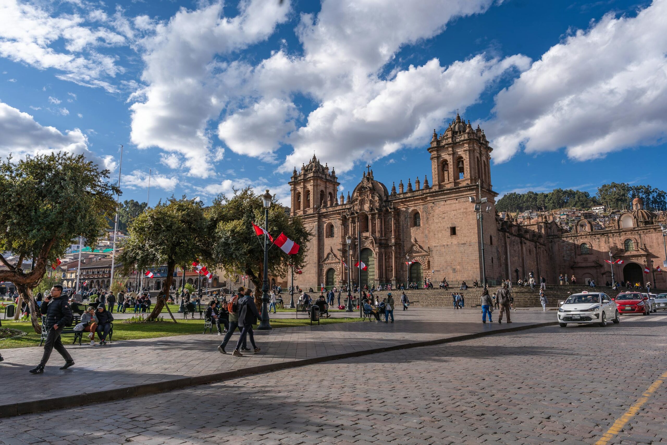Plaza de Armas de Cusco con la catedral colonial al fondo en Peru