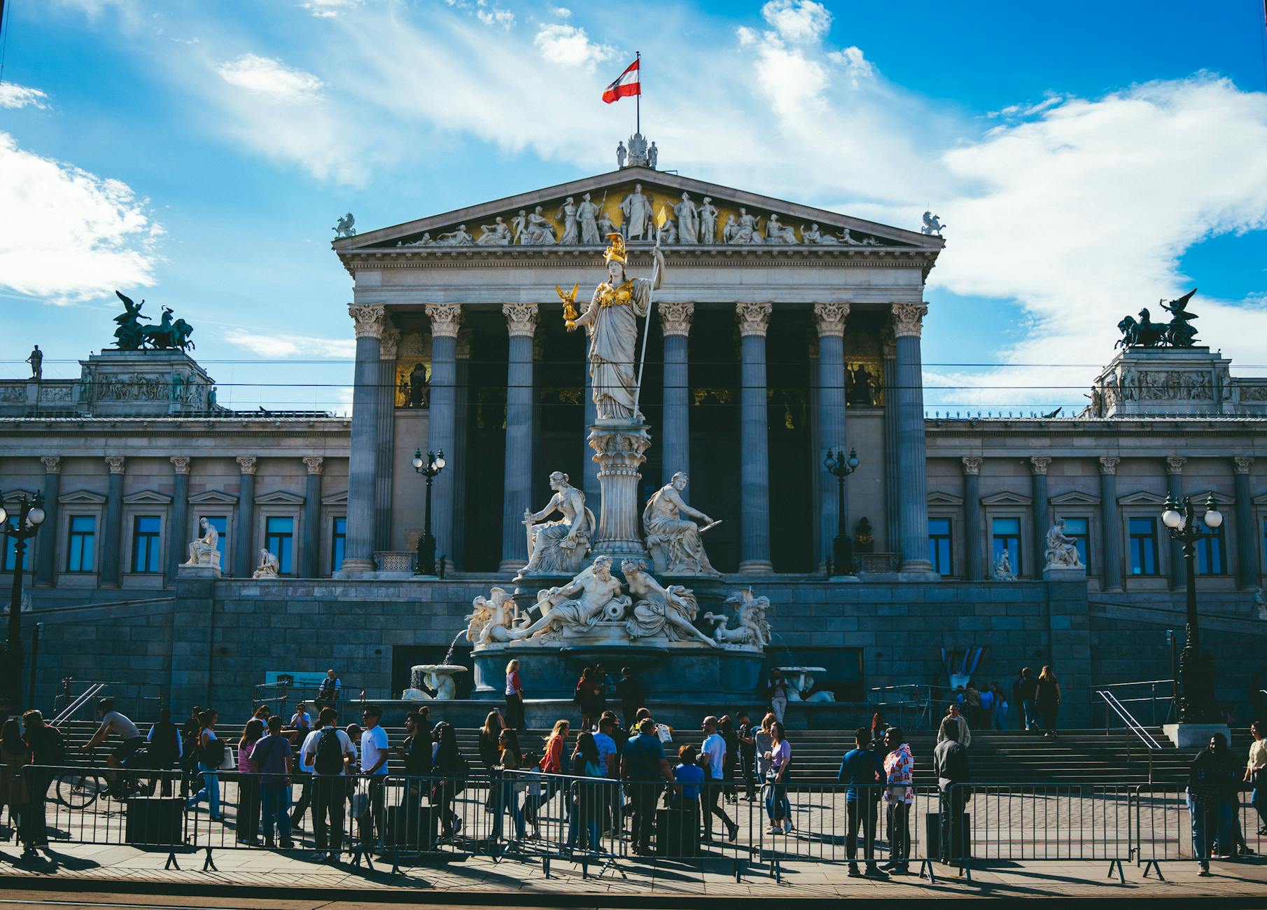 Parlamento austriaco con la estatua de Atenea en Viena