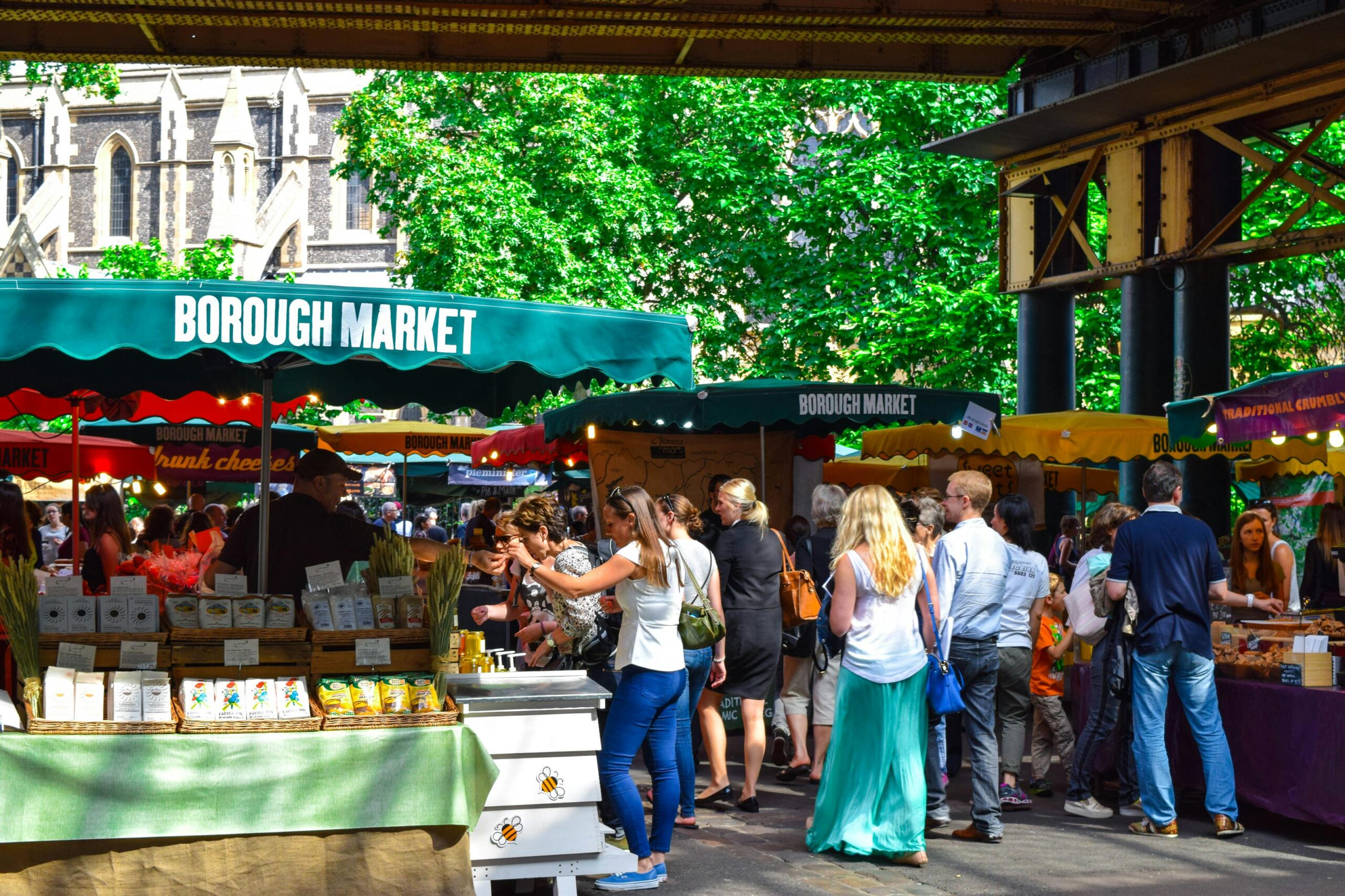 Borough Market en Londres lleno de gente comprando comida