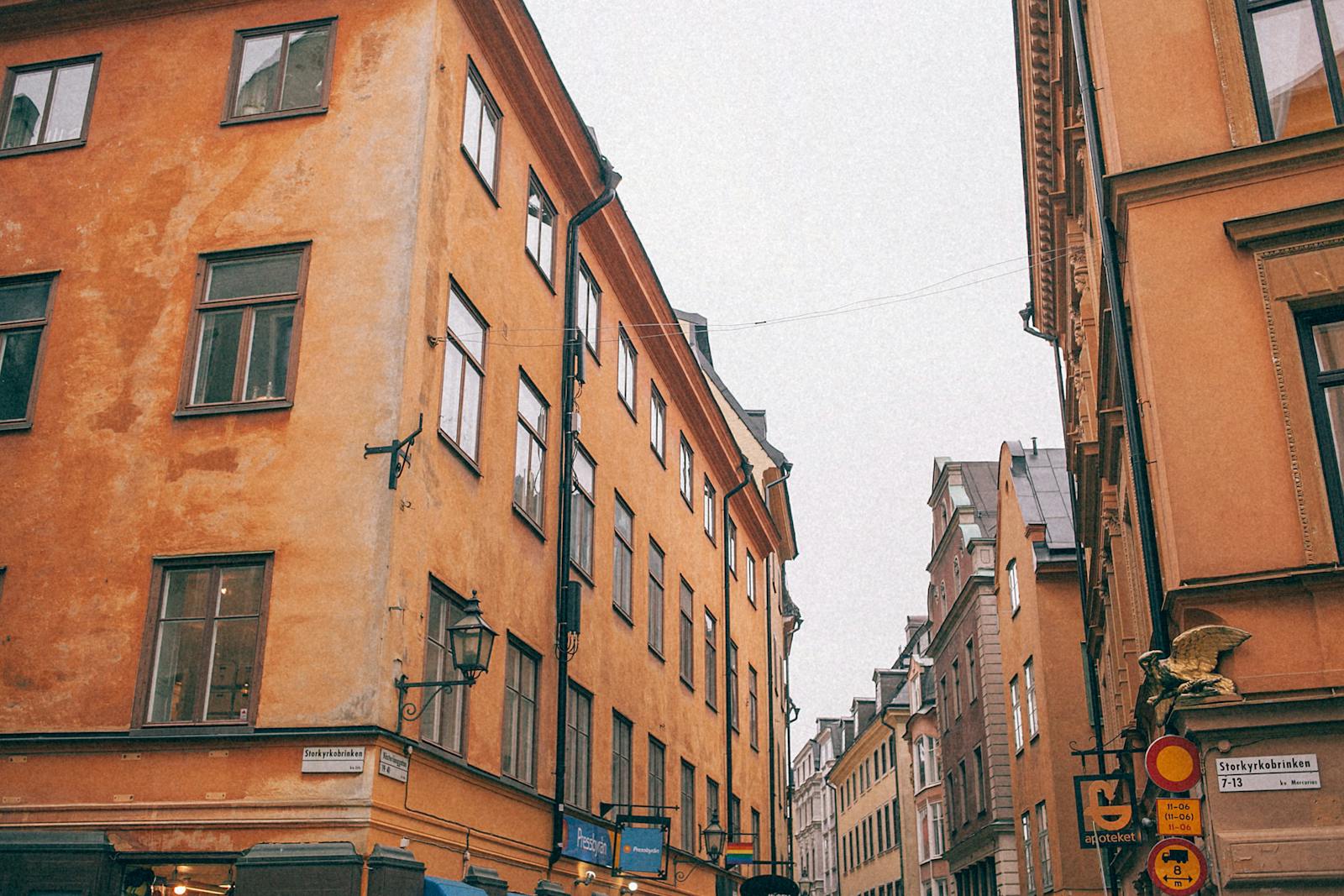 Edificios rojos tradicionales en una calle estrecha de Gamla Stan, casco antiguo de Estocolmo