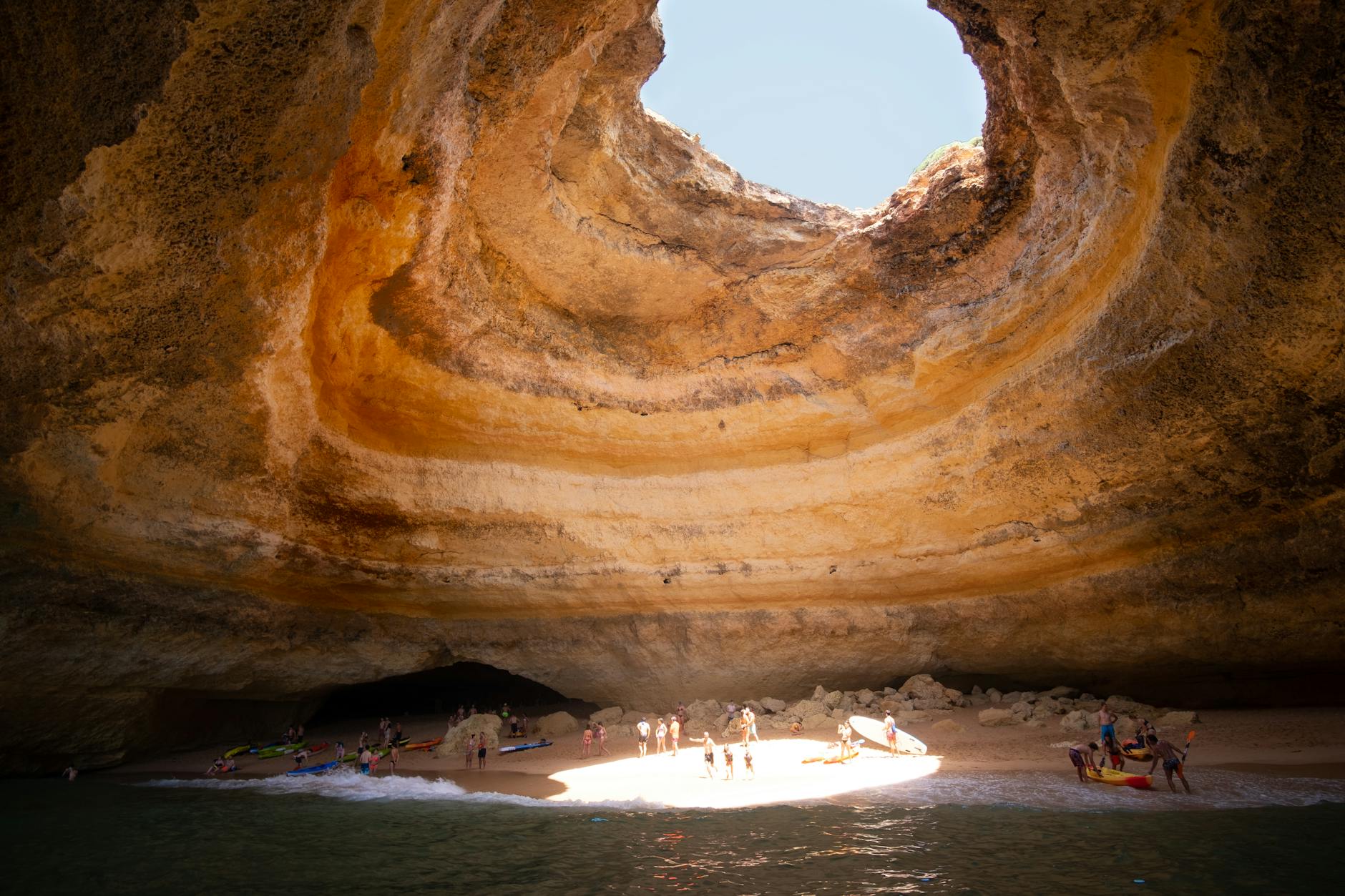Cueva de Benagil en el Algarve con la luz del sol entrando por el oculo y playa interior