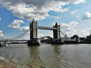 Tower Bridge de Londres con sus bascules levantadas sobre el Tamesis