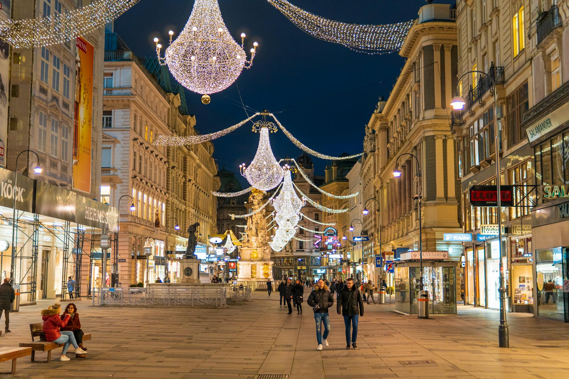 Calle Graben de Viena de noche con luces y edificios iluminados