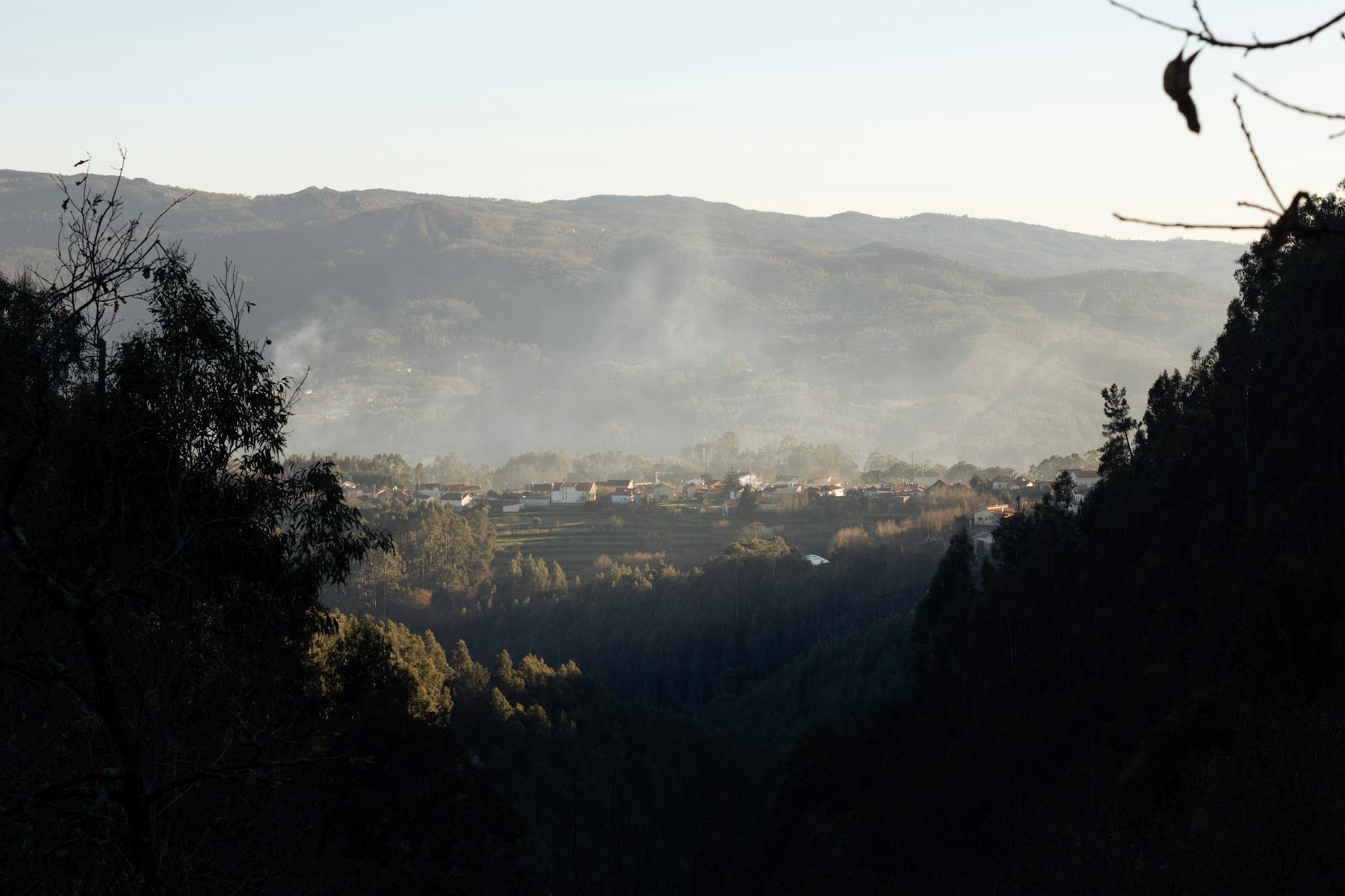 Vista panoramica del valle del centro de Portugal con montanas suaves y vegetacion