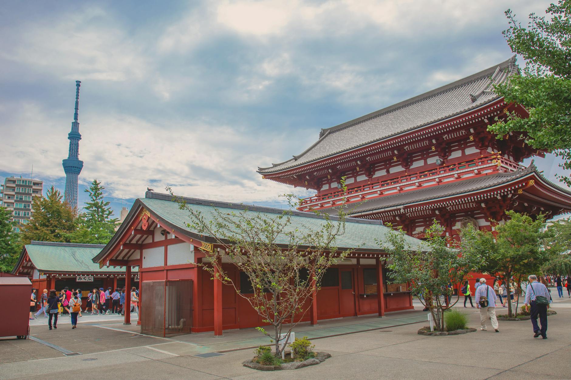 Templo Sensoji en Asakusa con la Tokyo Skytree al fondo