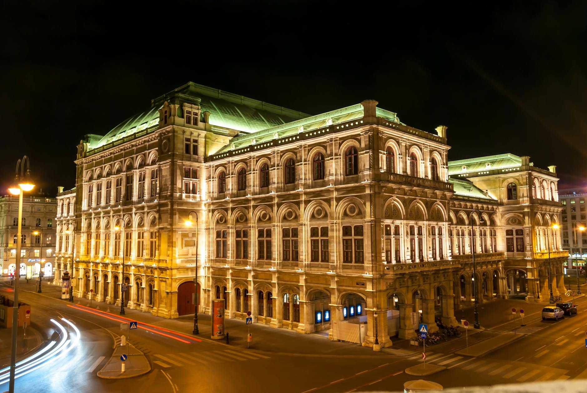Opera de Viena iluminada de noche con trafico