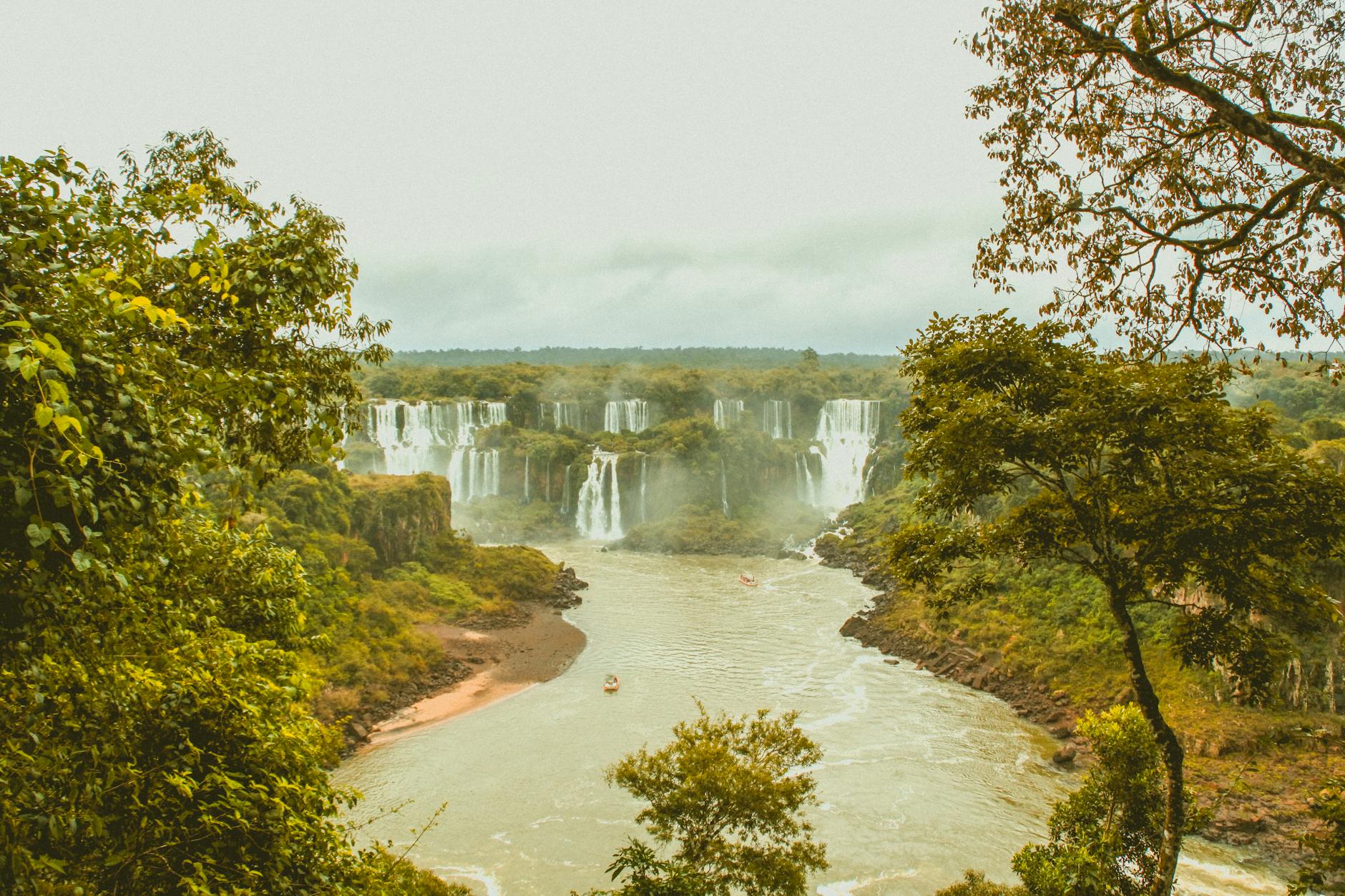 Vista aérea de las Cataratas del Iguazú lado brasileño