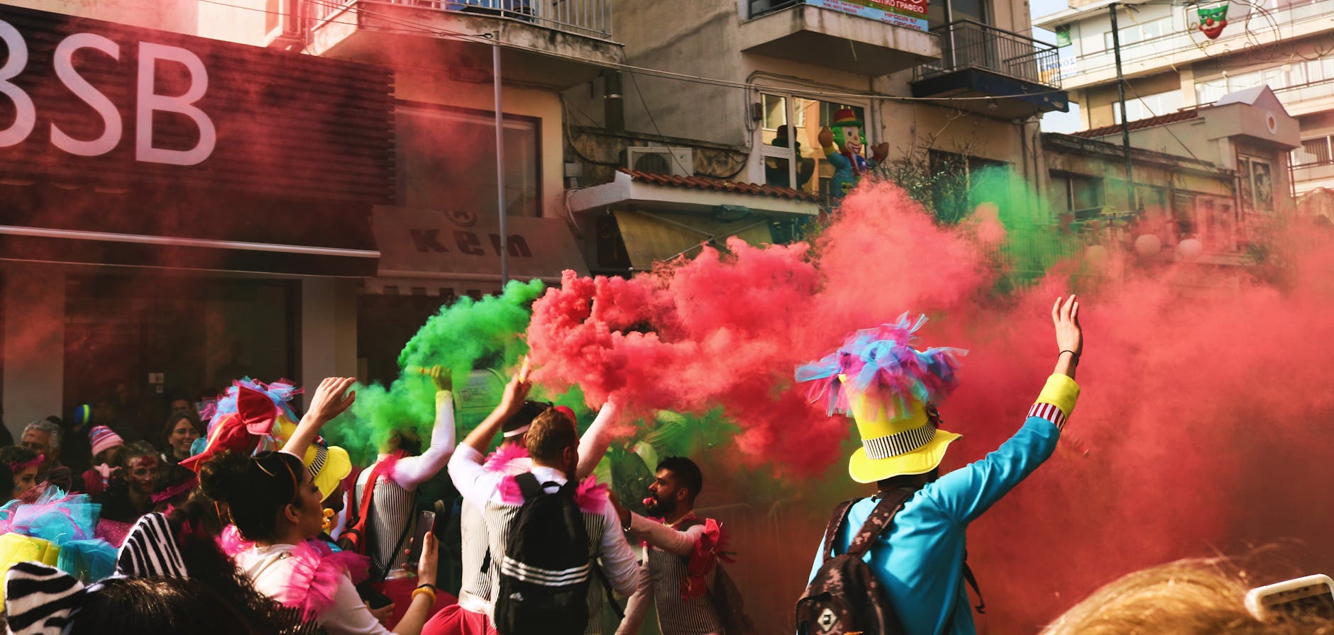 Festival callejero en Grecia con humo de colores
