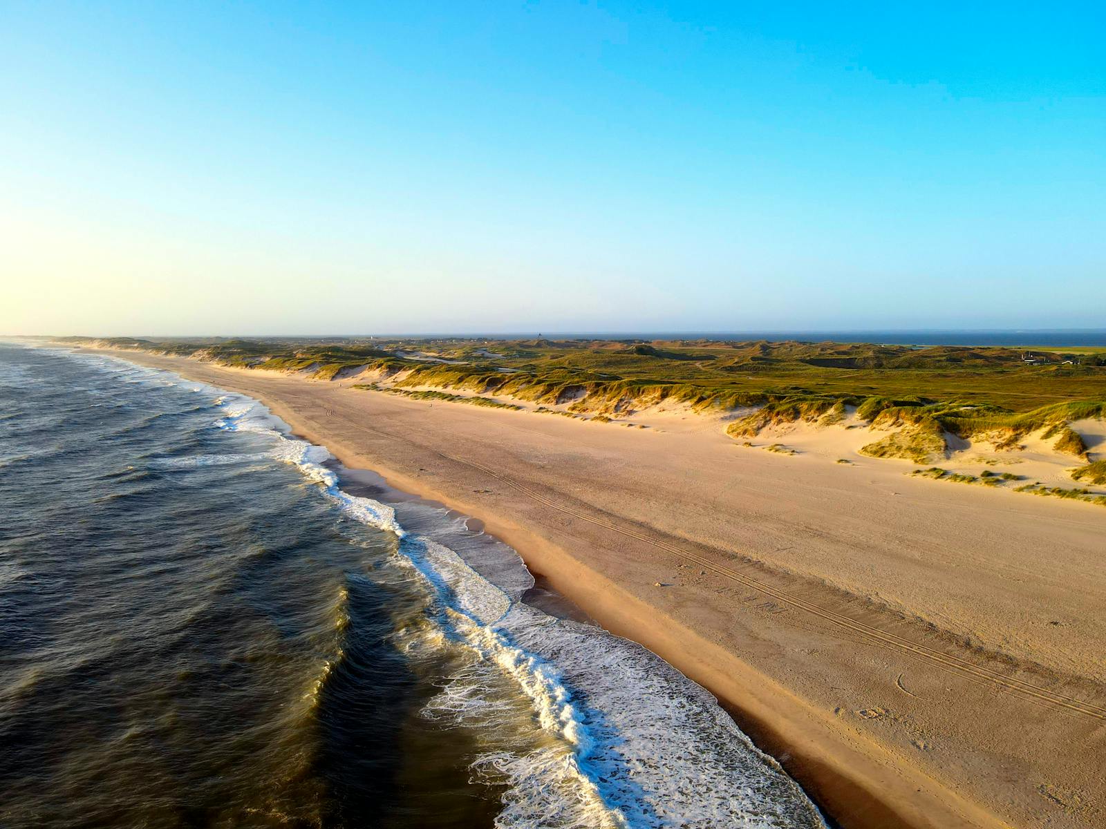 Vista aerea de la playa de Hvide Sande, costa oeste de Jutlandia, Dinamarca