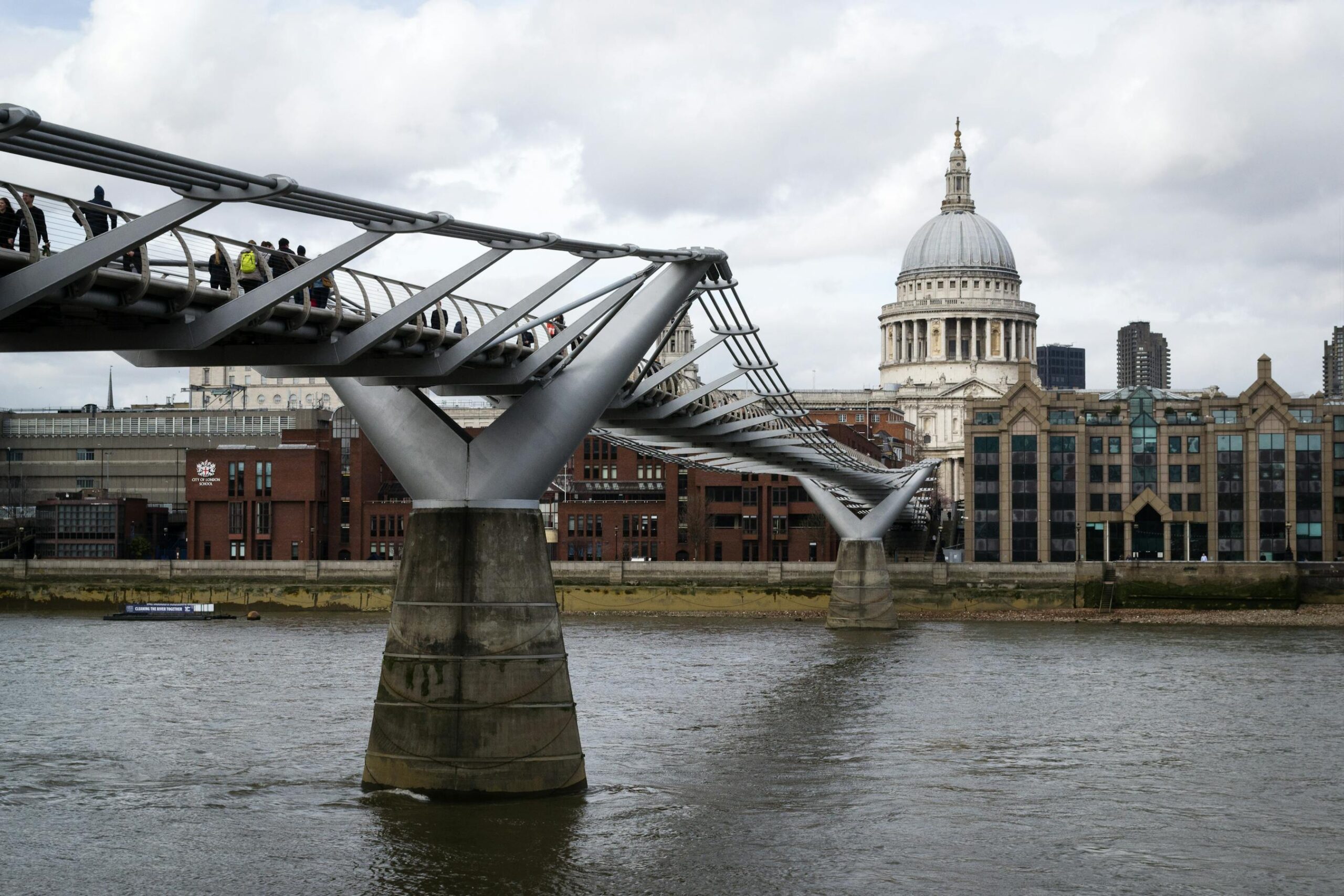 Londres sin efectivo en 2026: guia honesta para pagar todo con contactless 3 Puente del Milenio sobre el rio Tamesis con la catedral de San Pablo al fondo