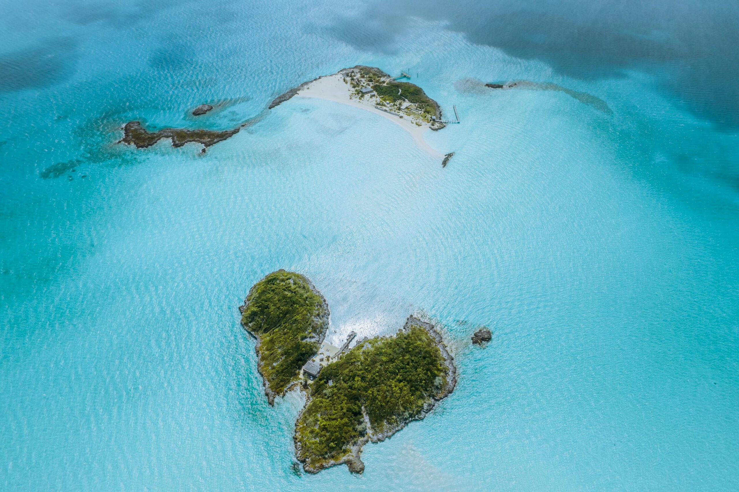 Vista aerea de las islas Granadinas verdes rodeadas de mar turquesa