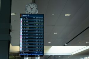 Avion comercial American Airlines en pista de aeropuerto