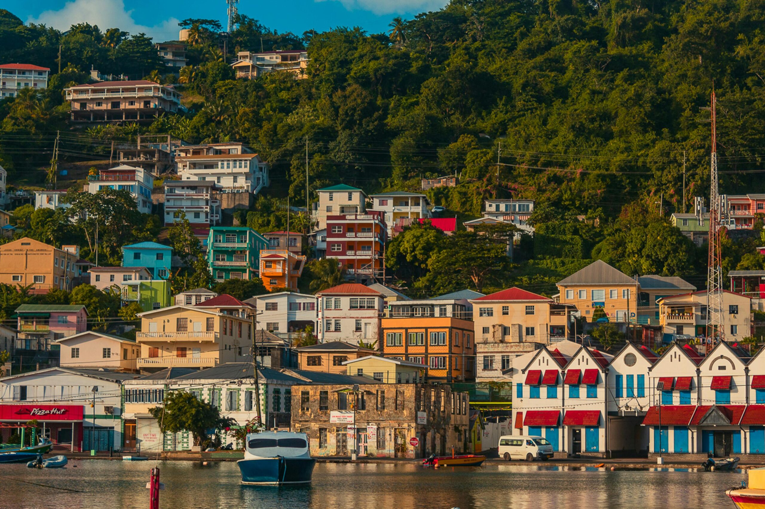 Pueblo caribeño con casas de colores en la ladera junto al puerto