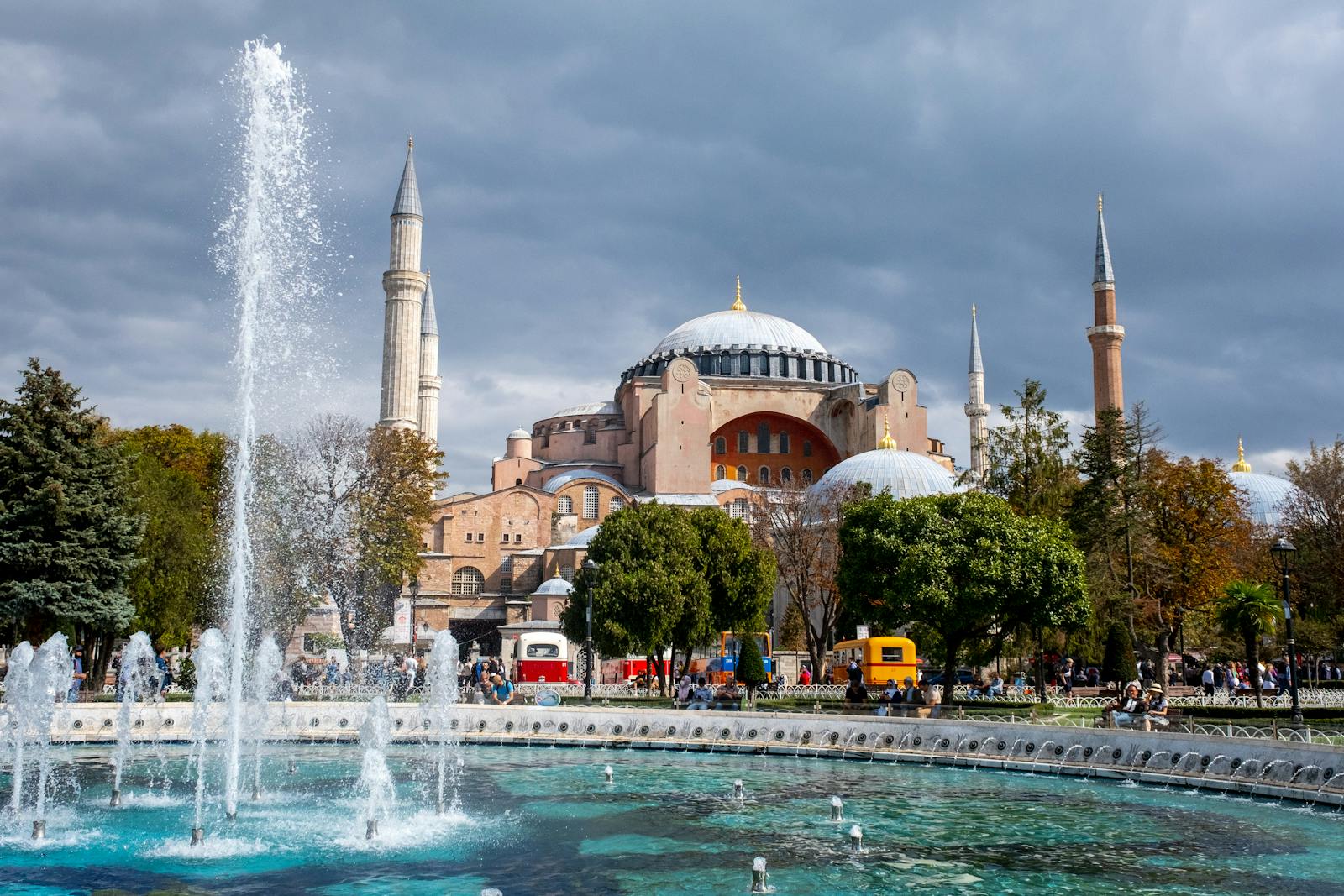 Estambul y el Bósforo en 2026: guía honesta para perderse entre Europa y Asia 1 Santa Sofía y la fuente de Sultanahmet en Estambul