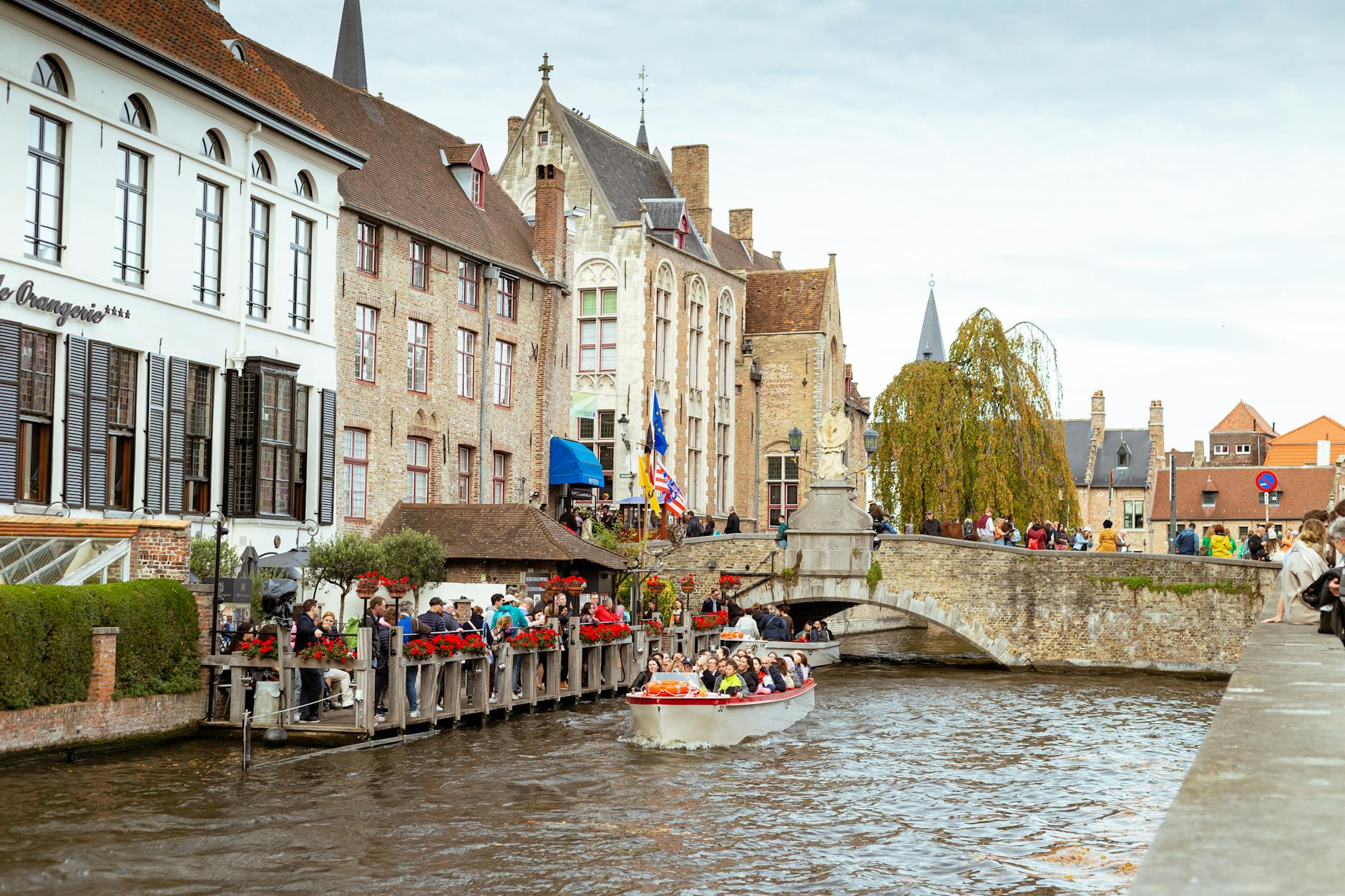 Canal de Brujas con edificios históricos al atardecer