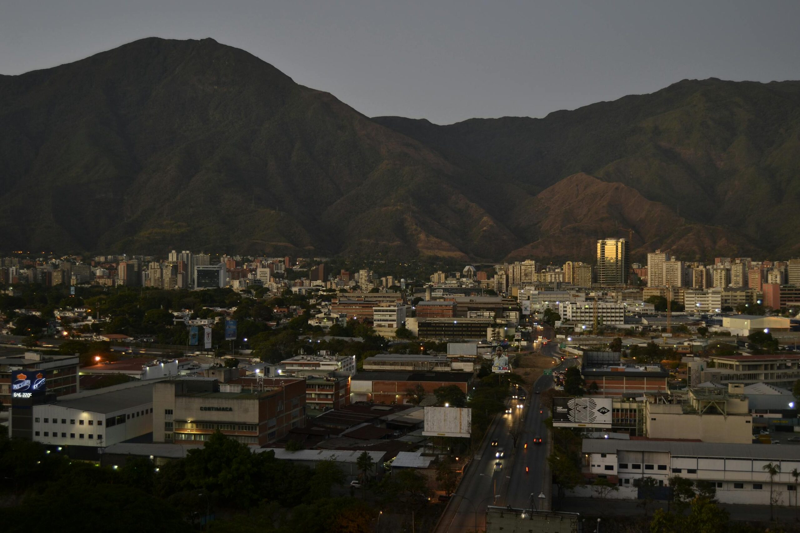 Zona horaria de Venezuela: UTC-4 y diferencia con España 2 Calle de Caracas con montaña El Avila al fondo
