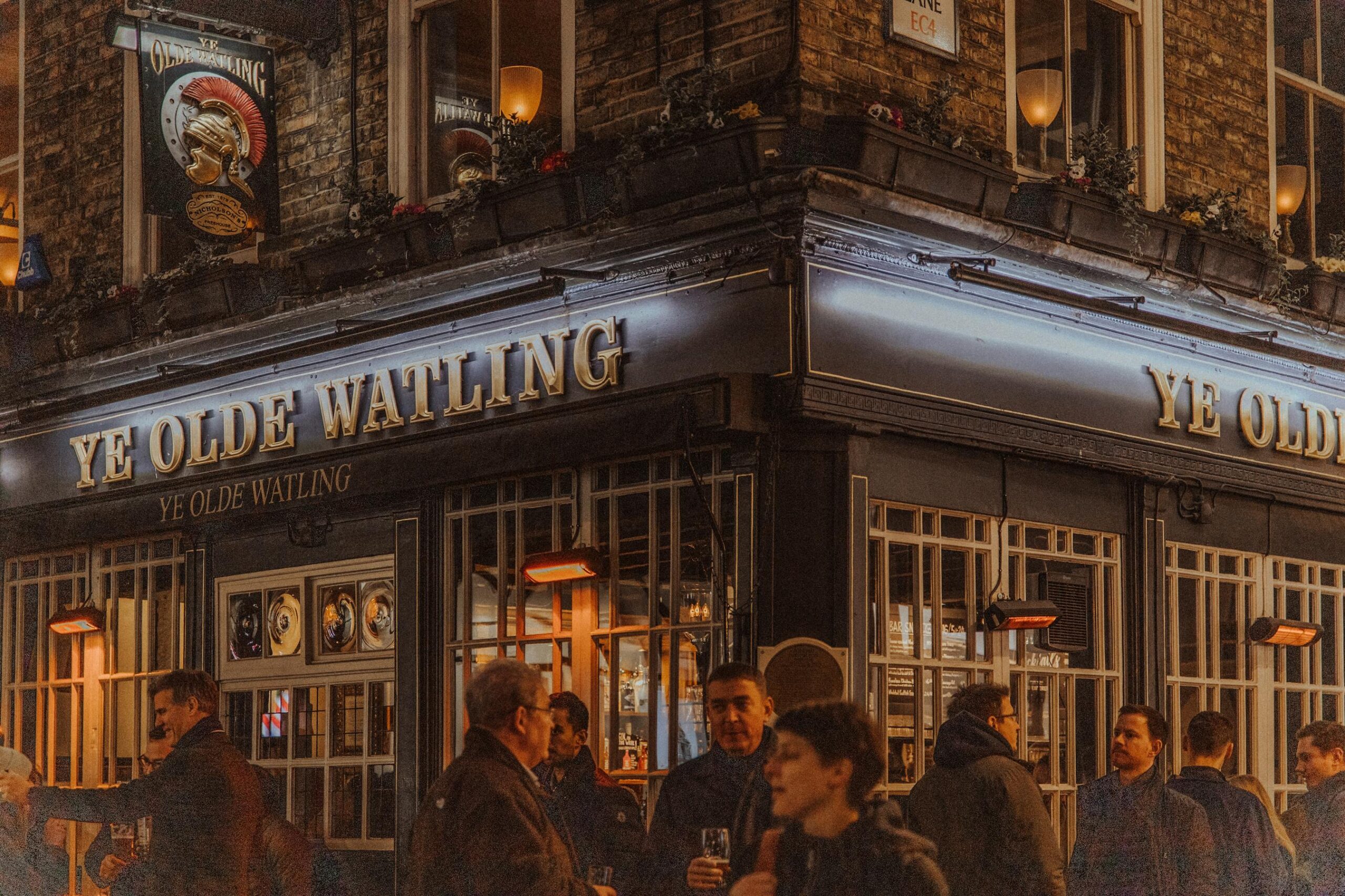 Londres sin efectivo en 2026: guia honesta para pagar todo con contactless 4 Puesto de comida callejera en el Borough Market de Londres con clientes