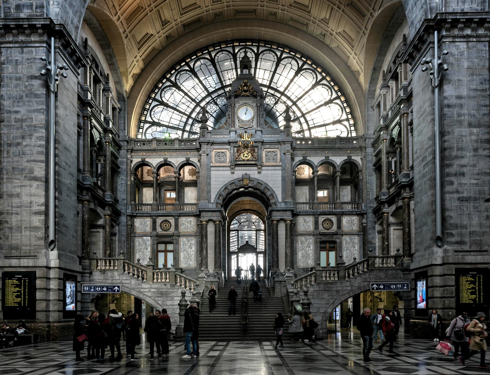 Catedral de Amberes y plaza con figuras históricas