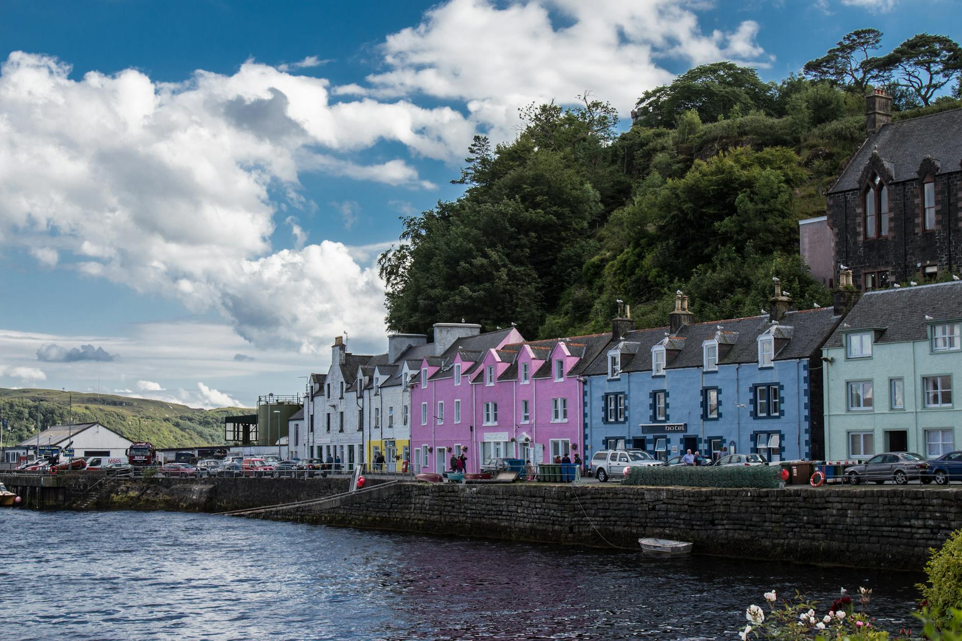Pueblo de pescadores en la Isla de Skye con casas de colores junto al mar y barcos amarrados
