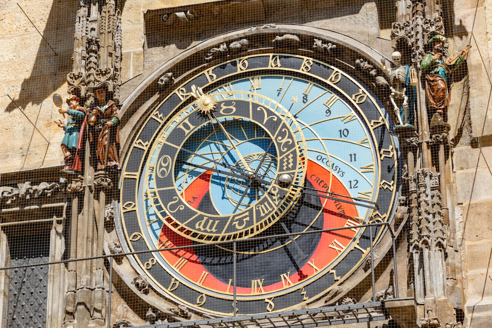 Reloj astronómico medieval de Praga en la torre del ayuntamiento de la Ciudad Vieja