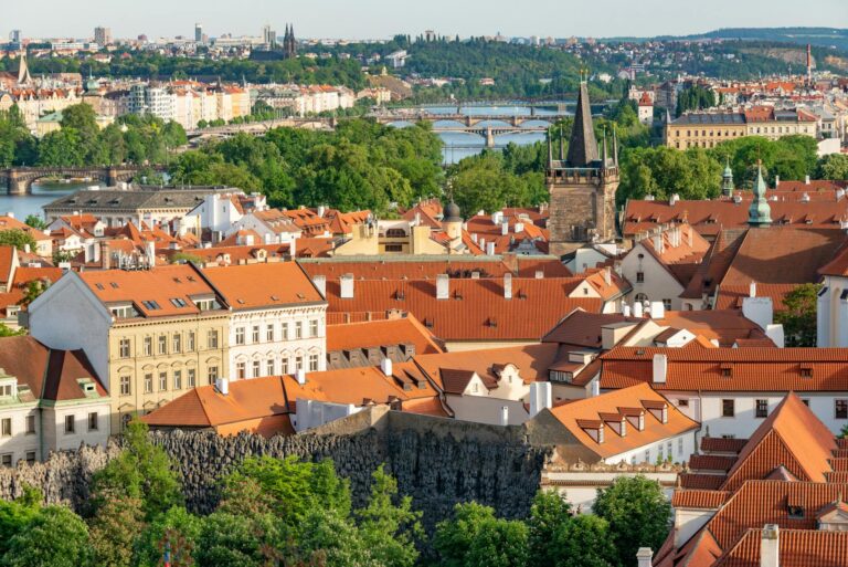 Vista aerea de Praga con tejados rojos y arquitectura gotica